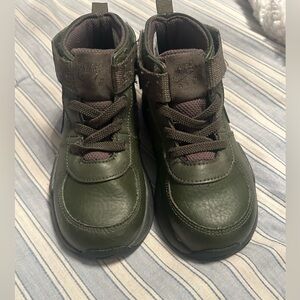 Nike sneakers winter green sz9C  excellent condition